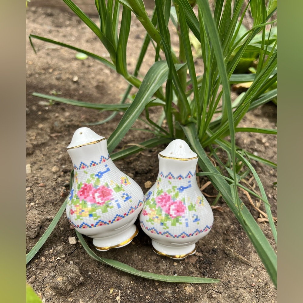Royal Albert Petit Point S&P shakers